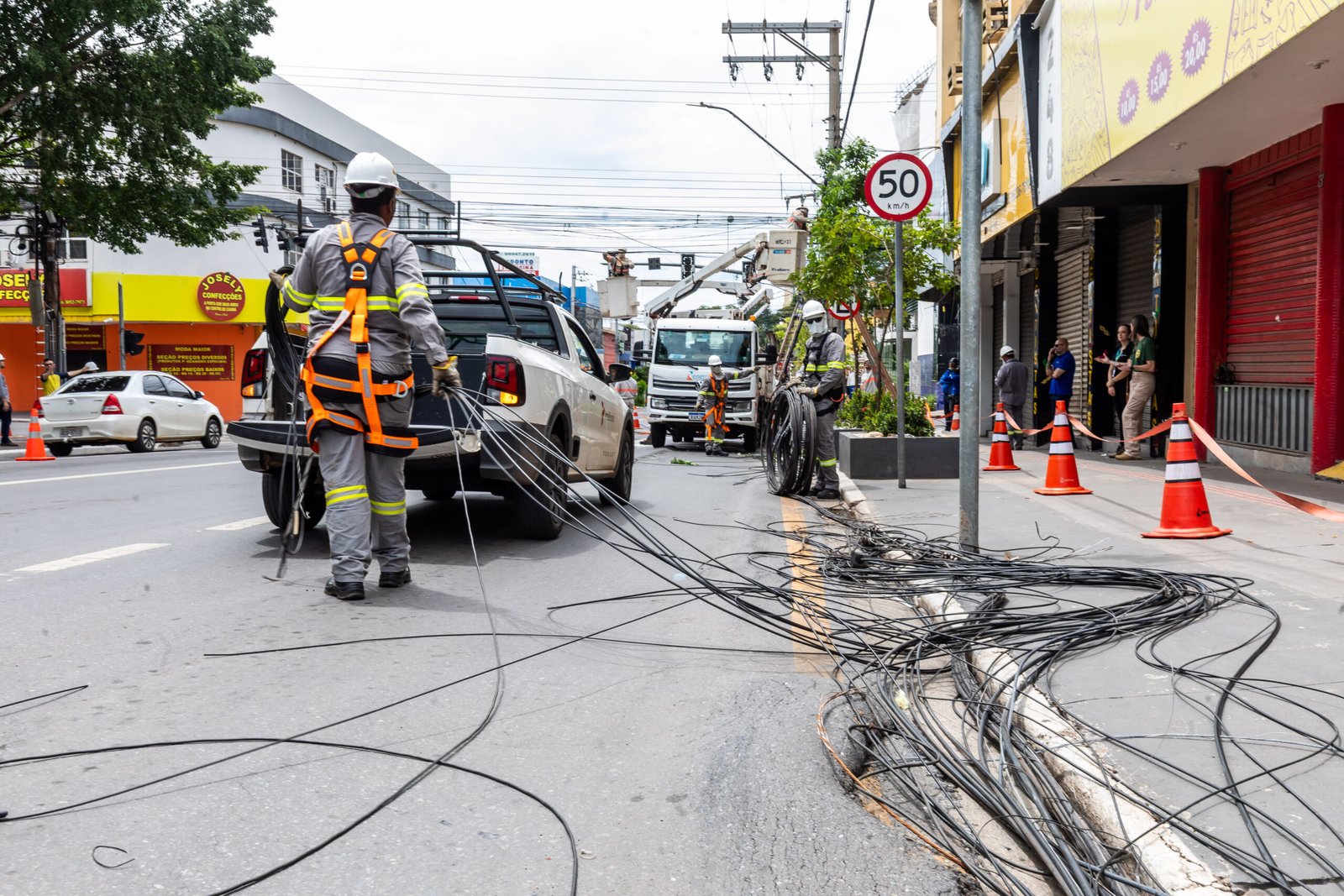 Operação Telefone sem Fio prevê a retirada de mais de 1,5 toneladas de fios na Av. Isaac Póvoas