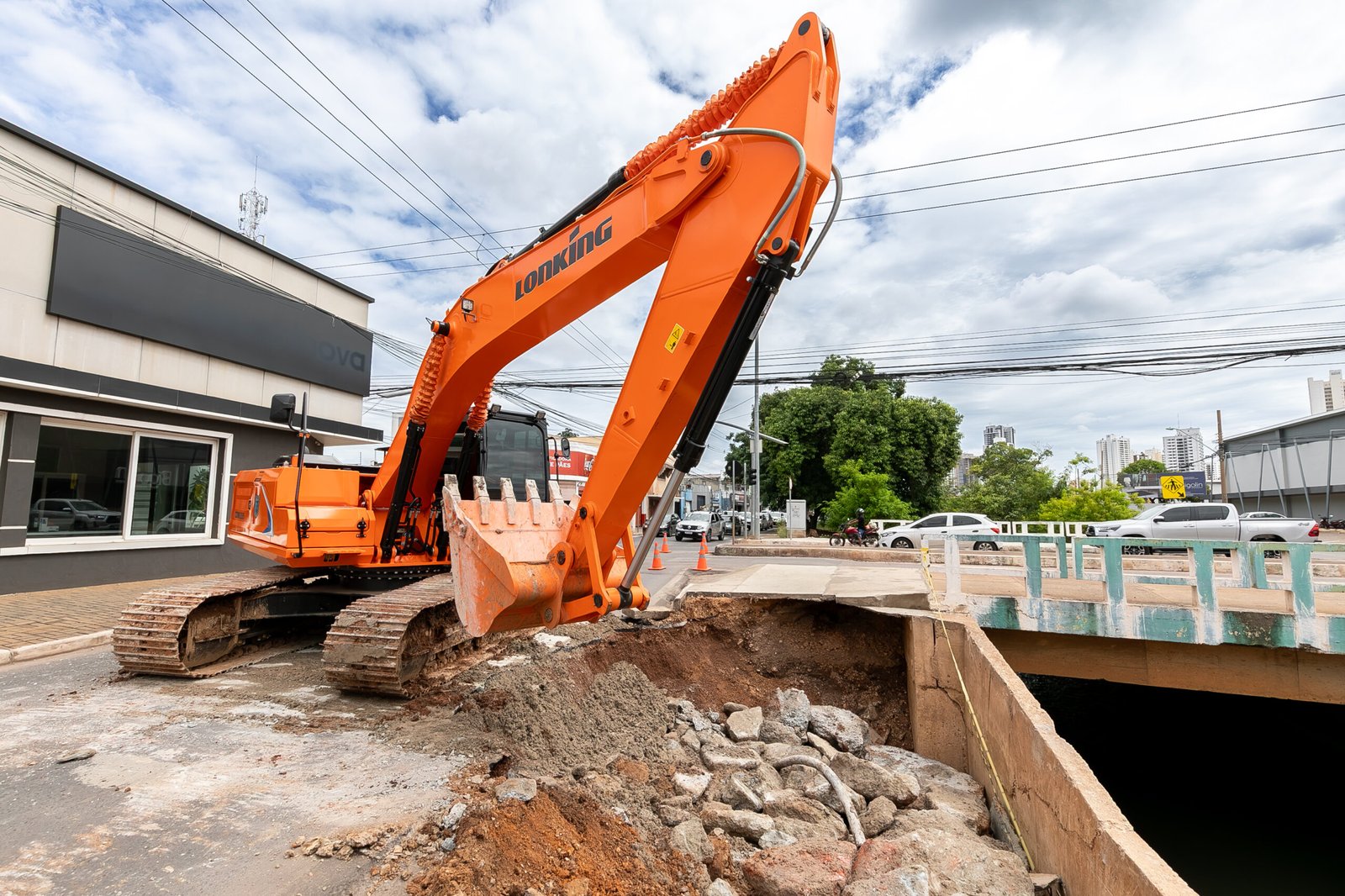 Trecho de Av. Tancredo Neves está interditado para obras de contenção da ponte do Barbado