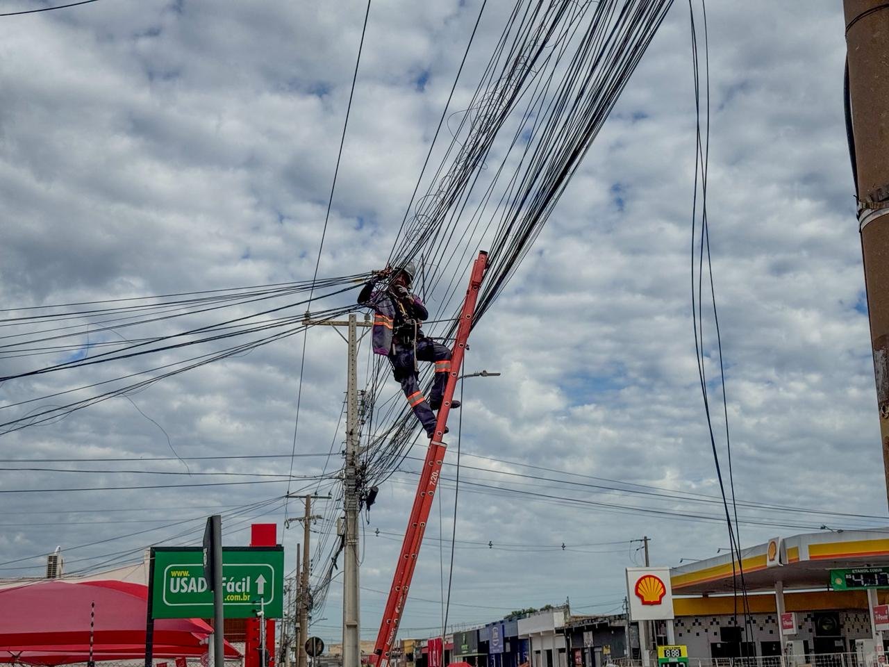 Operação remove cabos irregulares neste domingo na avenida Comandante Costa