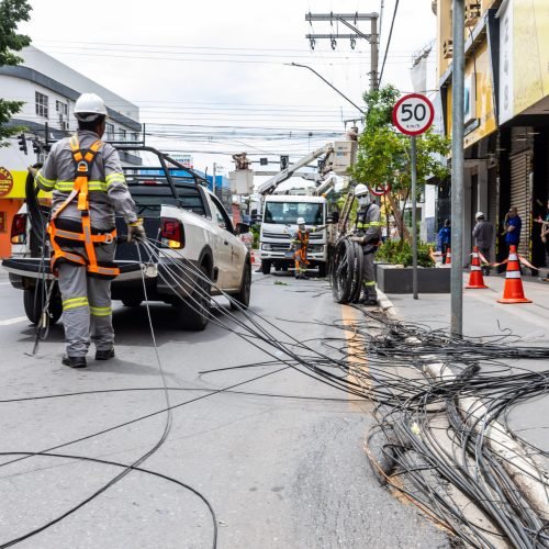 Operação Telefone sem Fio prevê a retirada de mais de 1,5 toneladas de fios na Av. Isaac Póvoas