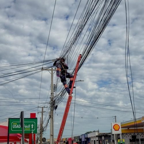Operação remove cabos irregulares neste domingo na avenida Comandante Costa