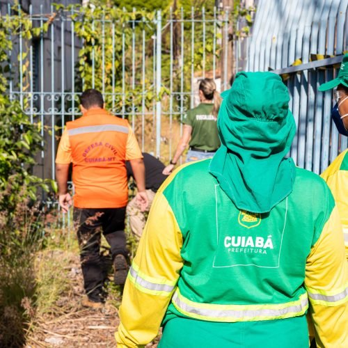 Prefeitura aplica R$ 37,6 mil em multas e inicia limpeza em condomínio abandonado