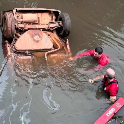 Bombeiros resgatam corpo de homem após veículo cair e ficar submerso em rio